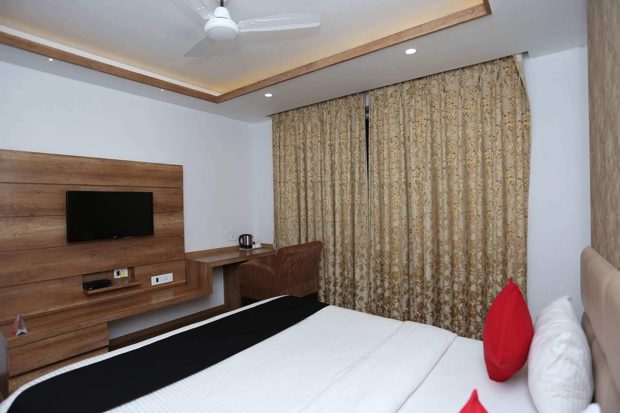 Capital O 18921 Hotel Yelchiko - Varanasi — Photos 2