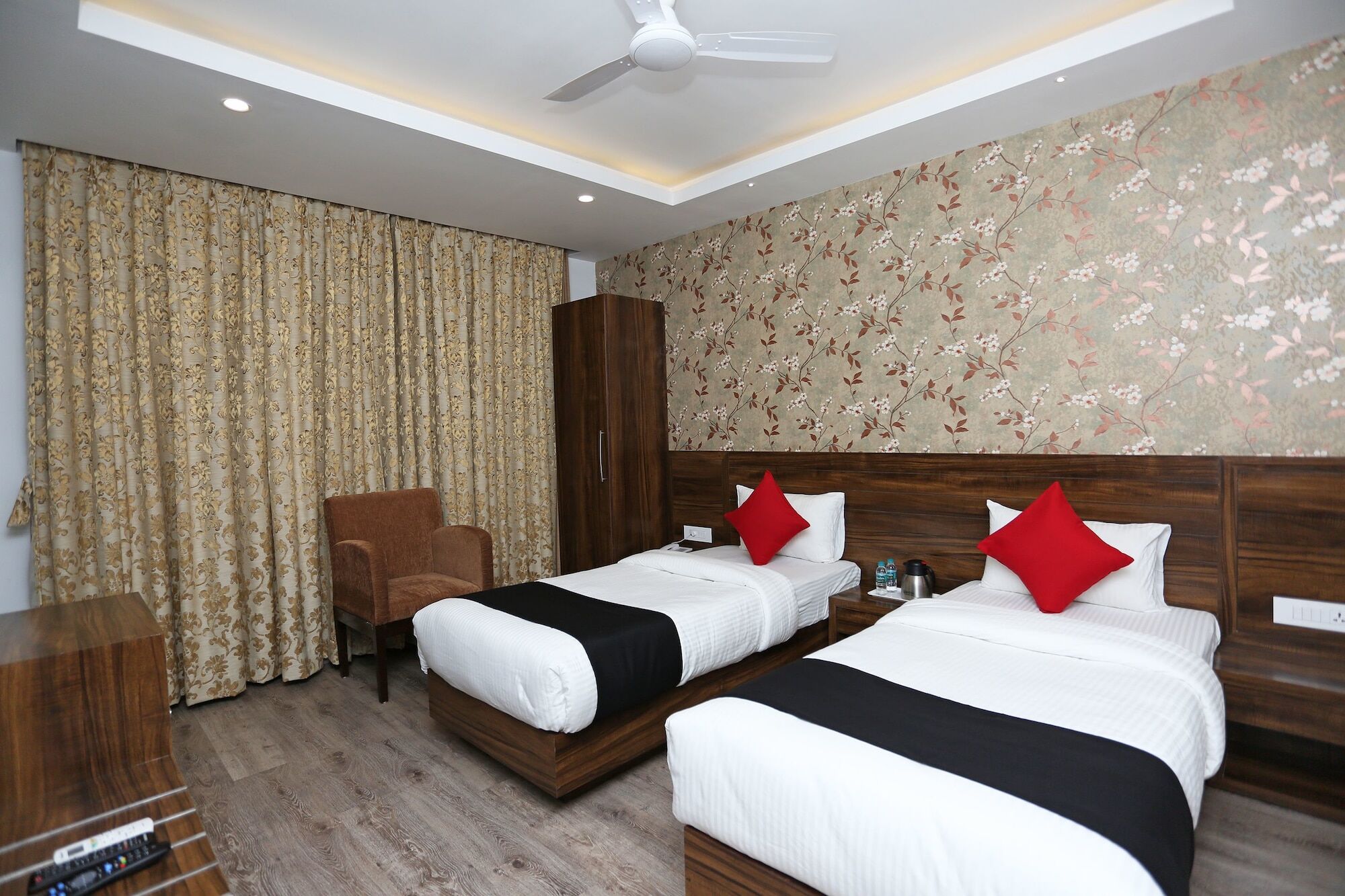 Capital O 18921 Hotel Yelchiko - Varanasi — Photos 1